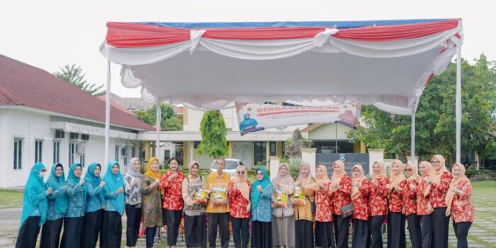 Berkah Ramadhan, Petugas Kebersihan Dapat Bantuan Beras dari DWP dan TP PKK kota Pangkalpinang 