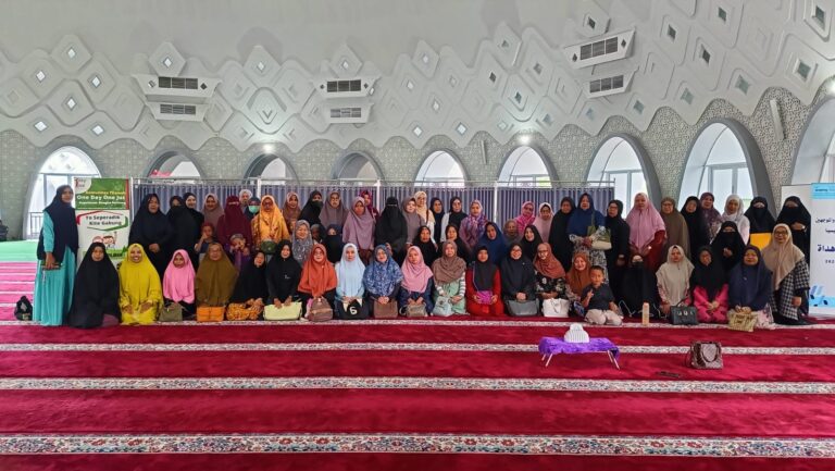 Menghadapi Musibah dengan Sabar dan Ilmu, Kajian Akhwat di Masjid Kubah Timah Disambut Antusias