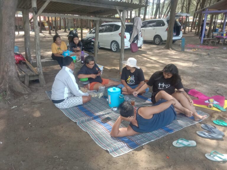 Liburan Seru Keluarga Besar Sembung di Pantai Gemah Penuh Tawa dan Kehangatan