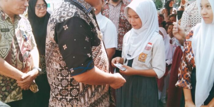 Wabup Asahan Serahkan KIP Dan Kartu BPJS Kesehatan Gratis