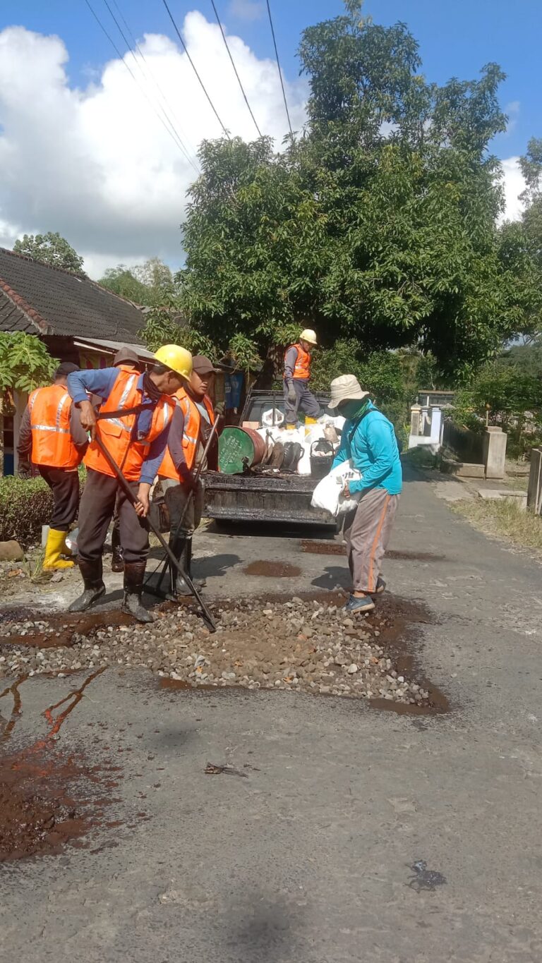 UPT. PJJ Kauman Percepat Perbaikan Jalan Berlubang di Tulungagung