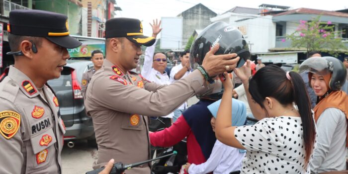Warga Sempat Mengira Razia, Ternyata Polisi Bagikan Helm dan Bingkisan Gratis