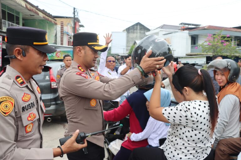 Warga Sempat Mengira Razia, Ternyata Polisi Bagikan Helm dan Bingkisan Gratis