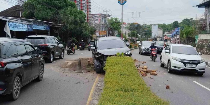 Laka Tunggal di Jalan Soekarno Hatta, Pengemudi Avanza Hitam Selamat Tanpa Luka