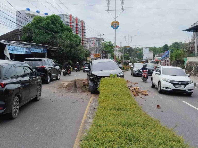 Laka Tunggal di Jalan Soekarno Hatta, Pengemudi Avanza Hitam Selamat Tanpa Luka