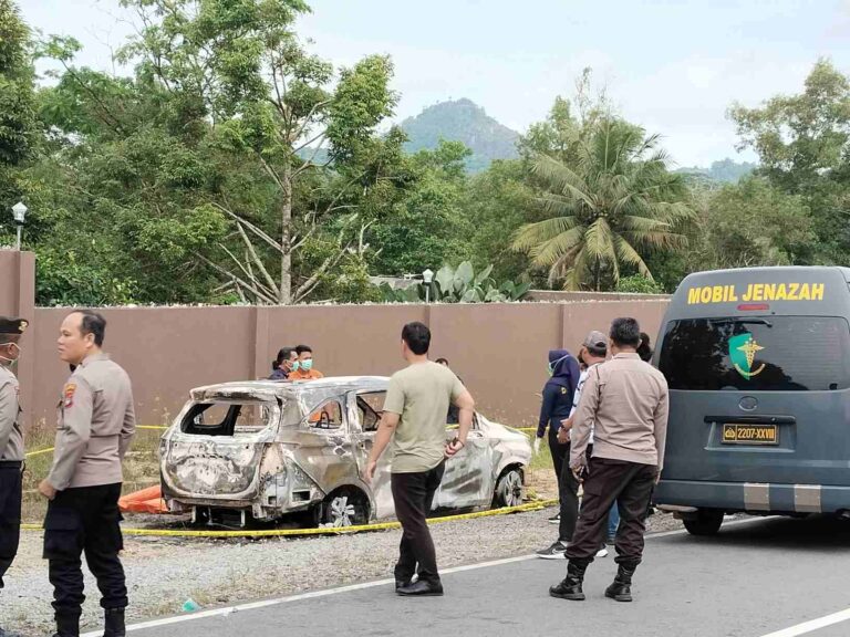 Mobil Tanpa Plat Terbakar di Bangka Tengah, Diduga Ada Jasad di Dalamnya