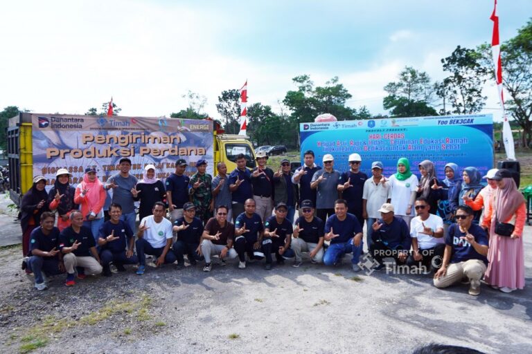 Hari Cerdas Helipad, PT Timah Laksanakan Gotong royong serta Serahkan Bantuan