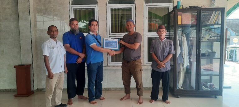 PT Timah Tunjukan Komitmen Salurkan Bantuan Perbaikan Masjid Al-Muhajirin Nelayan 1
