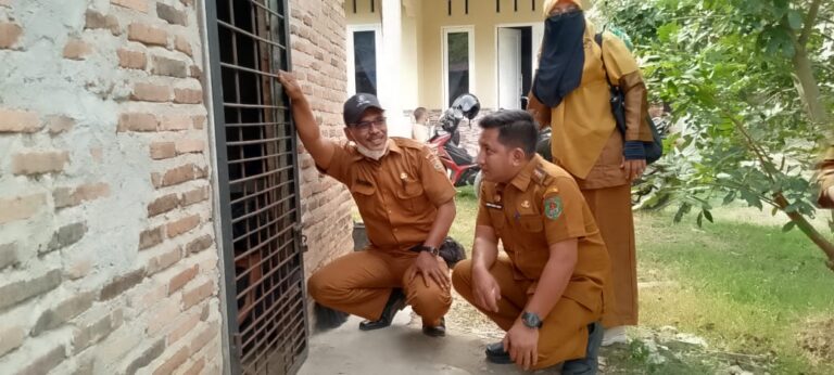 Respon Cepat Camat Pulau Rakyat bersama KAPUS Padang Mahondang Menemui Pria ODGJ di Desa Bangun