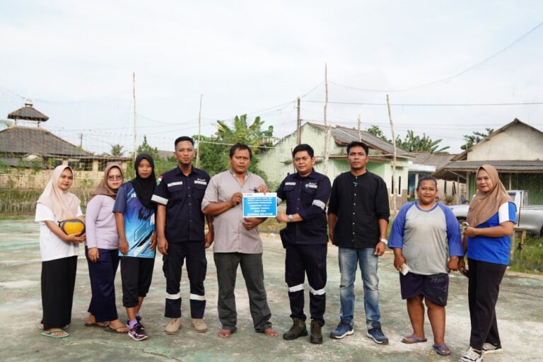 PT Timah Dukung Olahraga Desa Rias dengan Perbaikan Lapangan Voli