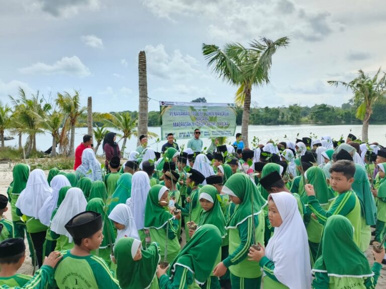 PT Timah Tbk Tanam 300 Mangrove Bersama Pelajar MIN 1 Bangka di Sungailiat