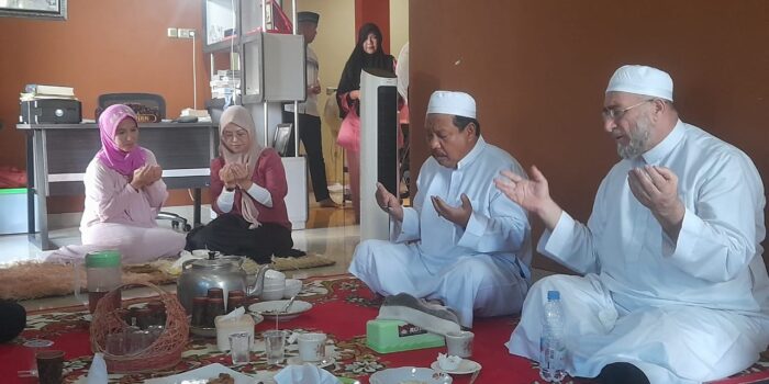 Syaikh Syarief Zakaria Doakan Udin-Dessy Menjadi Sebab Perubahan Menuju Kebaikan Bagi Masyarakat