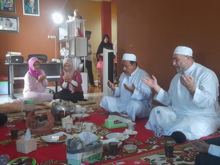 Syaikh Syarief Zakaria Doakan Udin-Dessy Menjadi Sebab Perubahan Menuju Kebaikan Bagi Masyarakat