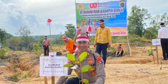HUT ke-80 RI, Polres Bangka Barat Hijaukan Lahan Bekas Tambang dengan 500 Pohon