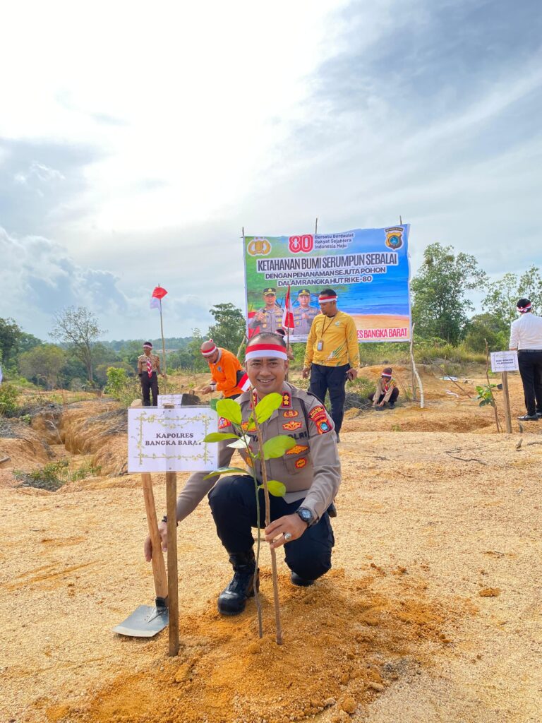 HUT ke-80 RI, Polres Bangka Barat Hijaukan Lahan Bekas Tambang dengan 500 Pohon