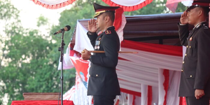 Kapolres Bangka Barat Bertindak Sebagai  Inspektur Upacara Penurunan Bendera Merah Putih HUT RI ke-80 