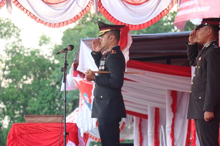 Kapolres Bangka Barat Bertindak Sebagai Inspektur Upacara Penurunan Bendera Merah Putih HUT RI ke-80