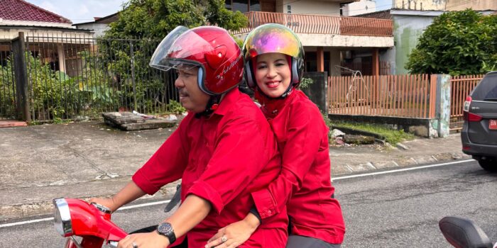 Prof. Udin dan Keluarga Siap Menyalurkan Hak Pilih di TPS 03 Taman Sari