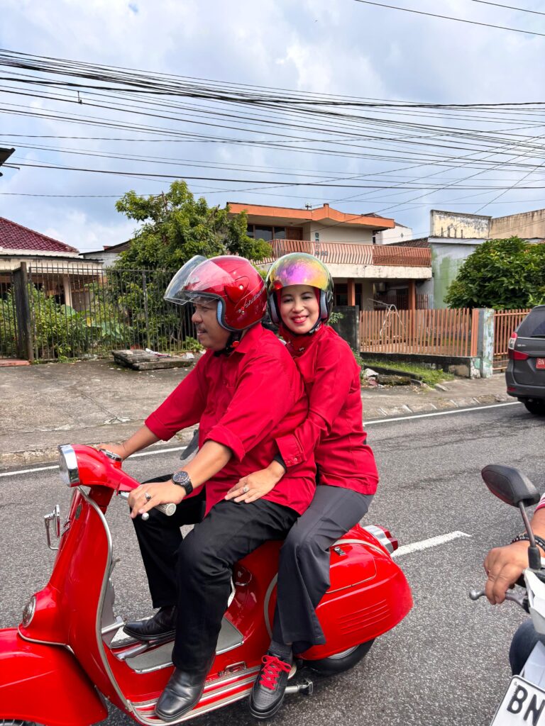 Prof. Udin dan Keluarga Siap Menyalurkan Hak Pilih di TPS 03 Taman Sari