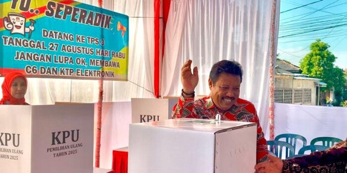 Kompak Pakai Batik Merah , Prof. Udin dan Keluarga Gunakan Hak Pilih di TPS 03