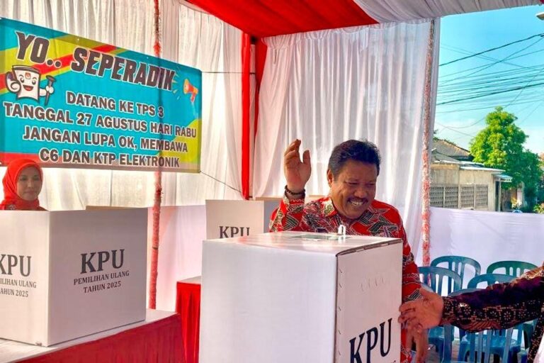 Kompak Pakai Batik Merah , Prof. Udin dan Keluarga Gunakan Hak Pilih di TPS 03