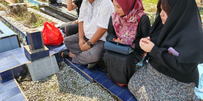 Momen Haru Prof Udin Saat Berziarah Bersama Keluarga