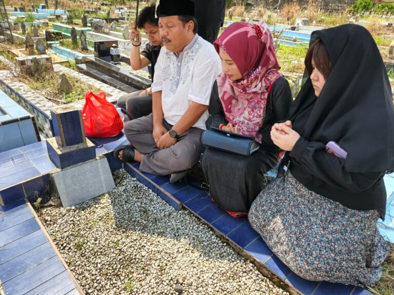 Momen Haru Prof Udin Saat Berziarah Bersama Keluarga