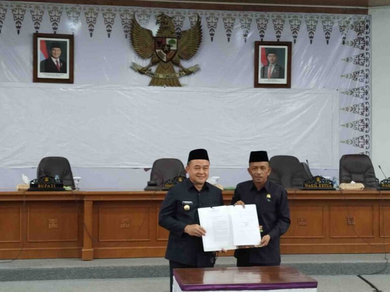 DPRD Bangka Sahkan Dua Perda dan Sampaikan Satu Raperda