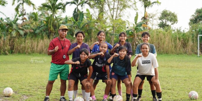 PT Timah  Salurkan Bantuan dan Dorong Lahirnya Bibit Baru di  Sekolah Sepak Bola Tunas Mandiri 