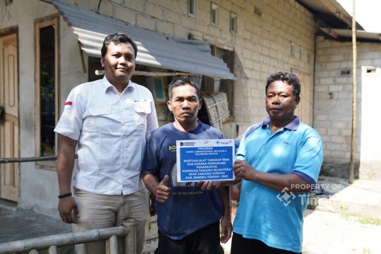 PT Timah Salurkan Bantuan Alat Tangkap untuk Nelayan Tanjung Gunung Bangka Tengah