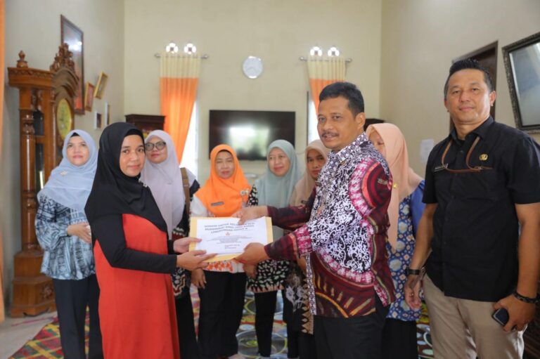 Pj Sekda Babel Serahkan Santunan untuk Keluarga ASN DLHK