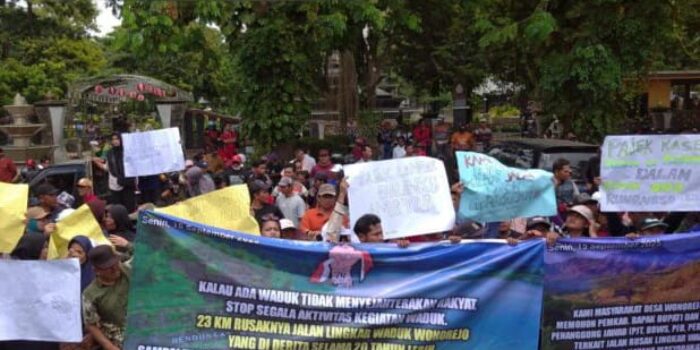 Warga Wonorejo Demo Tuntut Perbaikan Jalan, Ancam Tutup Waduk Tulungagung