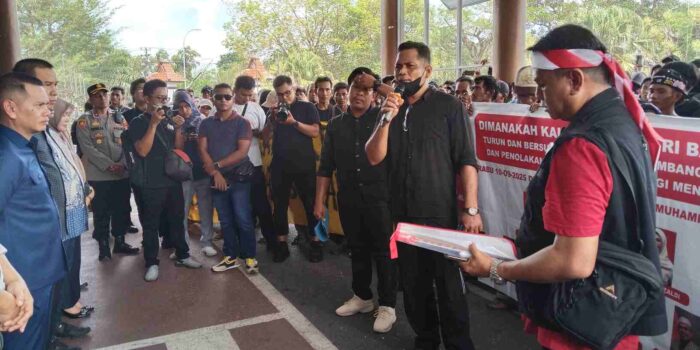 Masa Aksi Soroti Satgas Timah,  Wakil Ketua DPRD Babel Janji Kawal Aspirasi