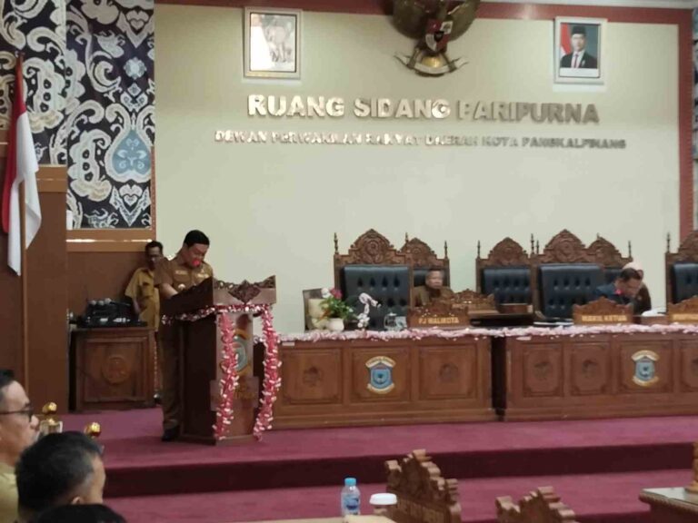 Pj Wali Kota Pangkalpinang Sampaikan Penjelasan Dua Raperda di Rapat Paripurna DPRD