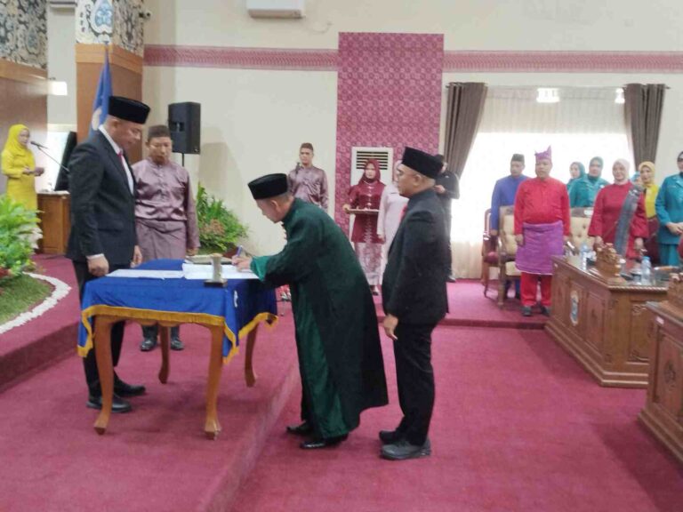 Abang Hertza Pimpin Sumpah Janji PAW Fraksi PDIP, Yuri Gantikan Dessy Ayutrisna
