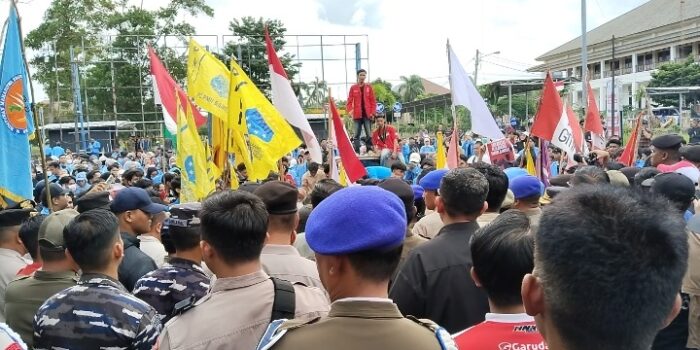 Ratusan Massa Geruduk DPRD Babel, GMNI Pimpin Aksi Suarakan Aspirasi