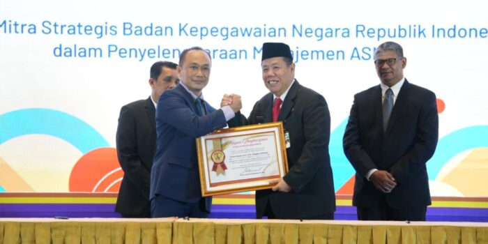 Pemprov Babel Raih BKN Award, Gubernur Hidayat Arsani Terima Penghargaan