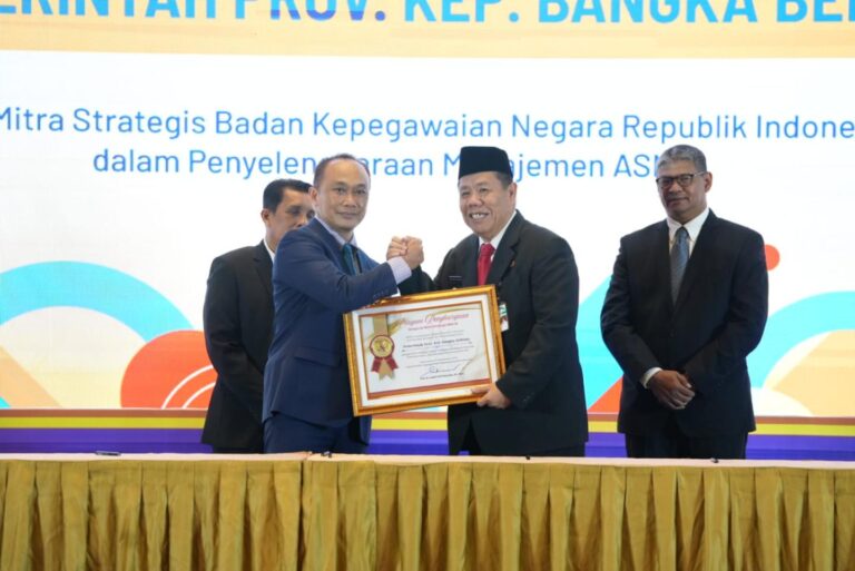 Pemprov Babel Raih BKN Award, Gubernur Hidayat Arsani Terima Penghargaan