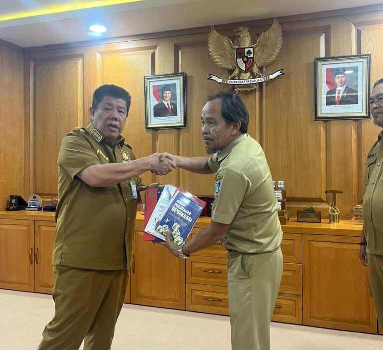 Gubernur Hidayat Sumbang Belasan Buku ke Perpusprov Babel