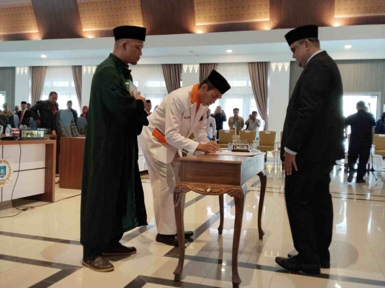 dr. Zarril Khifarri Resmi Dilantik Gantikan Akhsan Visyawan di DPRD Babel
