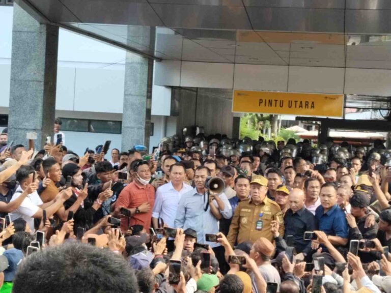 Ketua DPRD Babel Dampingi Gubernur dan Direktur PT Timah Terima Aspirasi Pendemo Soal Harga Timah