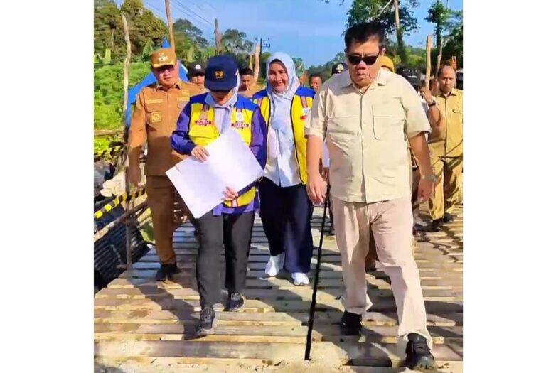 Gubernur Hidayat Tinjau Jembatan Putus di Simpang Renggiang