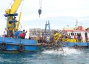 PT Timah dan Ditlantas Polda Babel Tenggelamkan Rumpon dari Knalpot Sitaan di Pantai Rebo