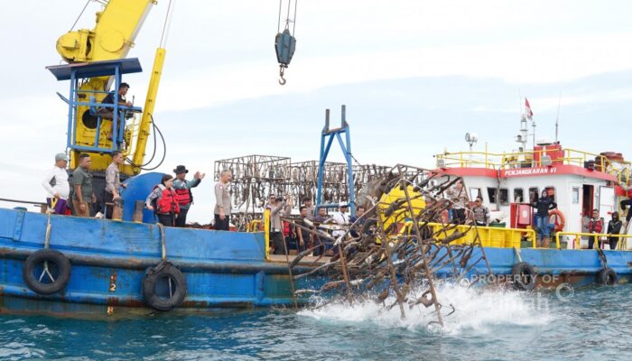 PT Timah dan Ditlantas Polda Babel Tenggelamkan Rumpon dari Knalpot Sitaan di Pantai Rebo