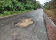 Lubang Menganga di Jalan Sungai Selan–Pangkalpinang, Pengendara Diminta Waspada