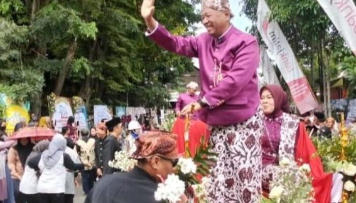 Meriah! Hari Jadi ke-820 Tulungagung Dirayakan dengan Kirab, Adat Lawadan, dan Rebutan Tumpeng