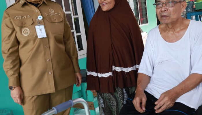 Wawako Dessy Ayutrisna Kunjungi Warga Penerima Bantuan Sosial di Pangkal Balam
