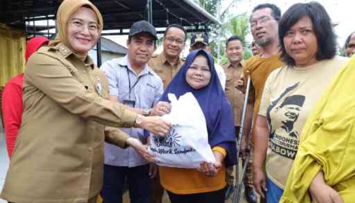 Pemkot dan PT Timah Bersinergi Salurkan 300 Paket Sembako untuk Warga Terdampak Banjir Rob