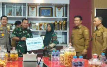 Difasilitasi PT TIMAH, Keluarga Nelayan Sungailiat Terima Santunan BPJS Rp233,5 Juta