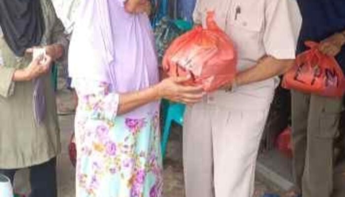 Wabup Bangka Barat Serahkan Bantuan Sembako dari Hasil Tambang Timah kepada Warga Tanjung